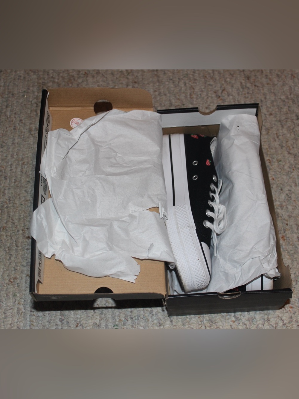 Converse Low Top platform black and strawberry embroidered